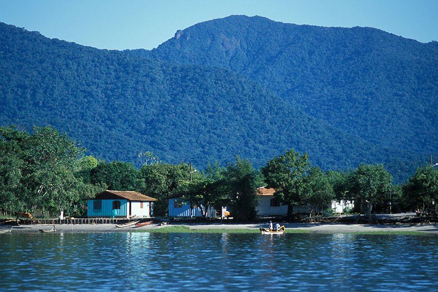 Vila caiçara na Baía de Paranaguá com a Serra do Mar ao fundo